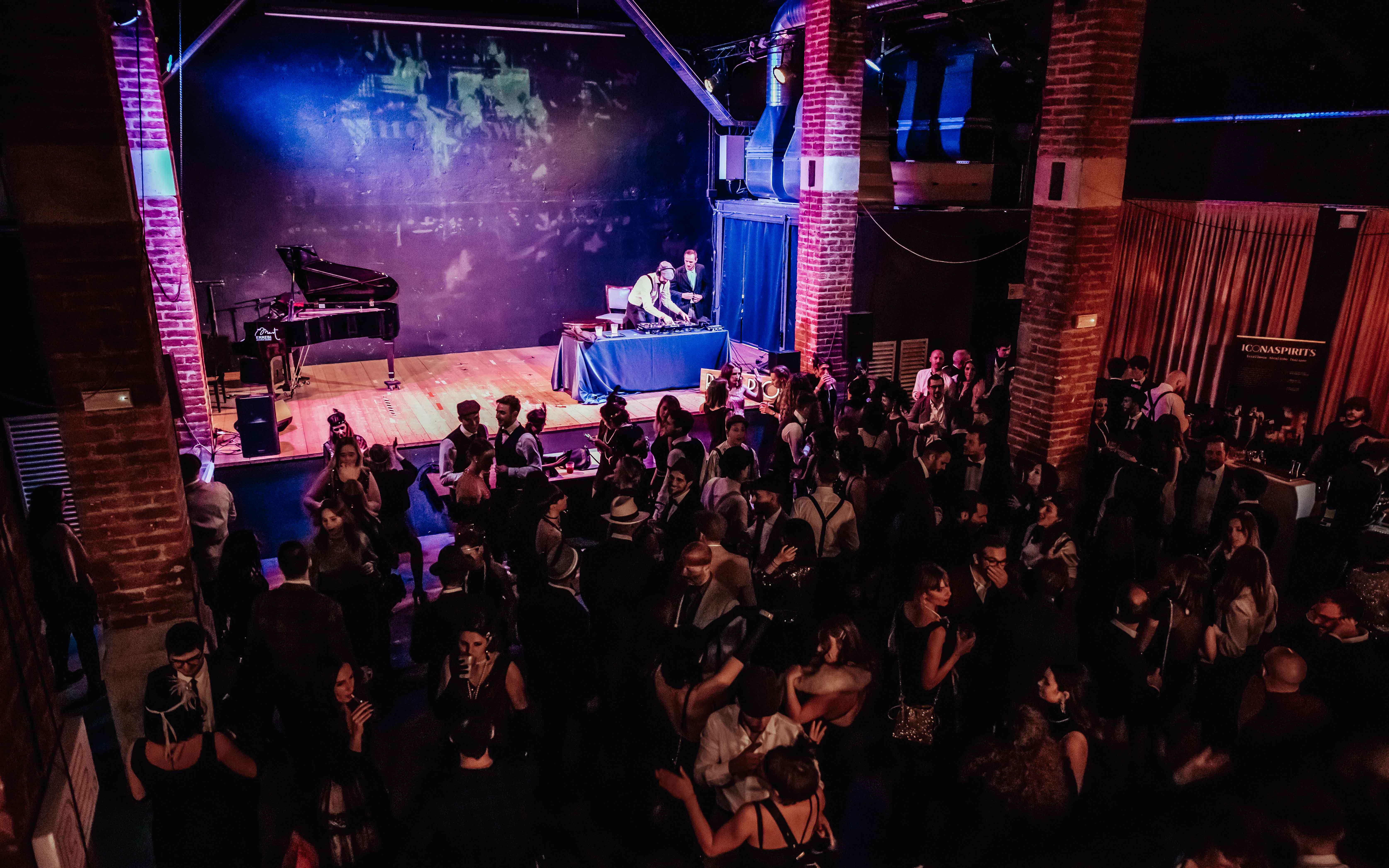 Ospiti che ballano alla serata Retro