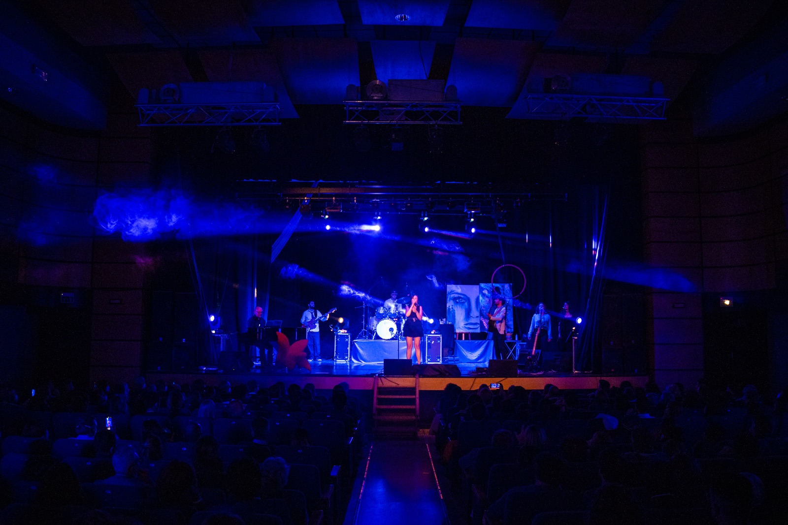 The Blue Night a teatro, palco illuminato di blu