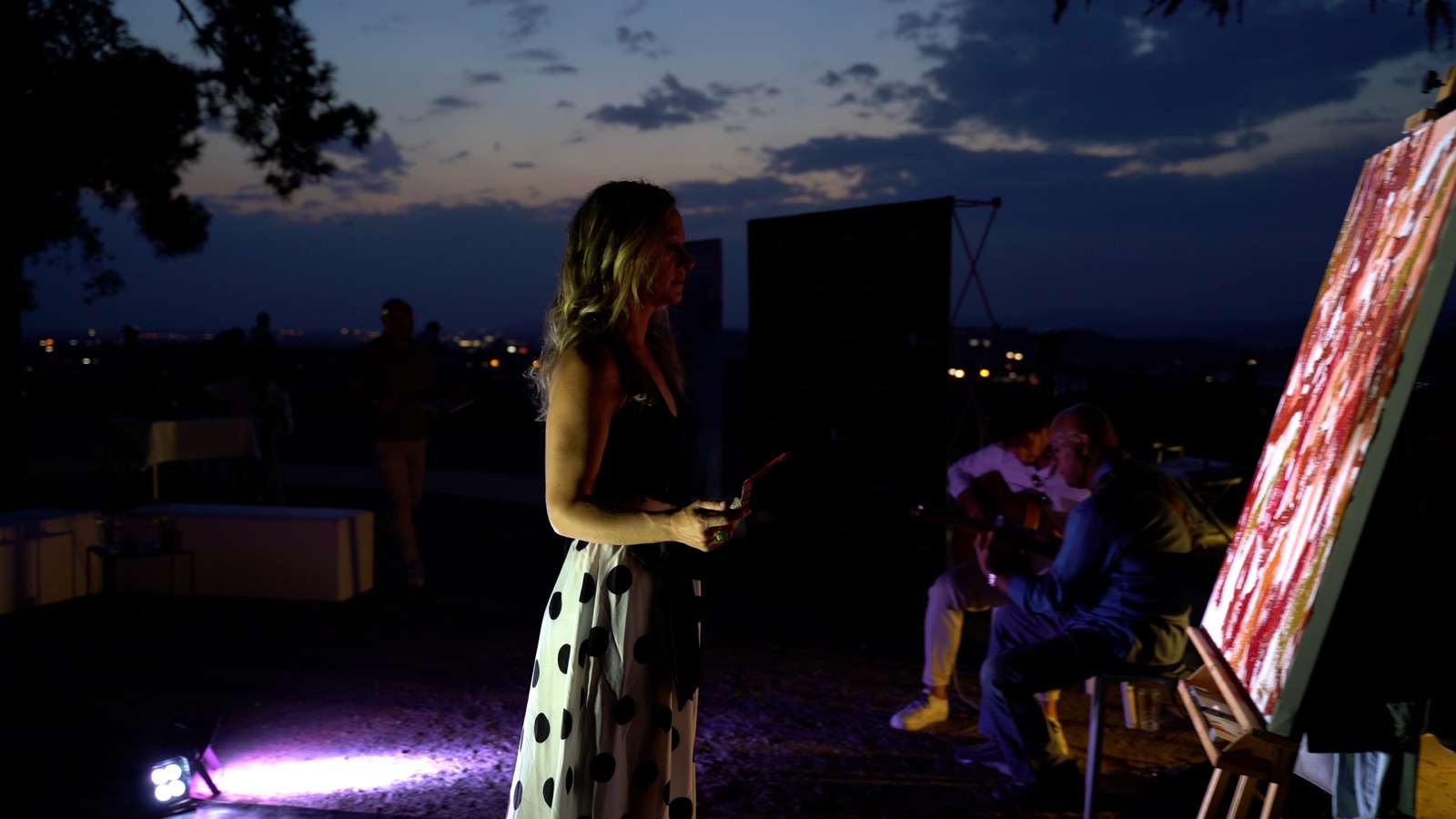 Pittrice al lavoro al tramonto