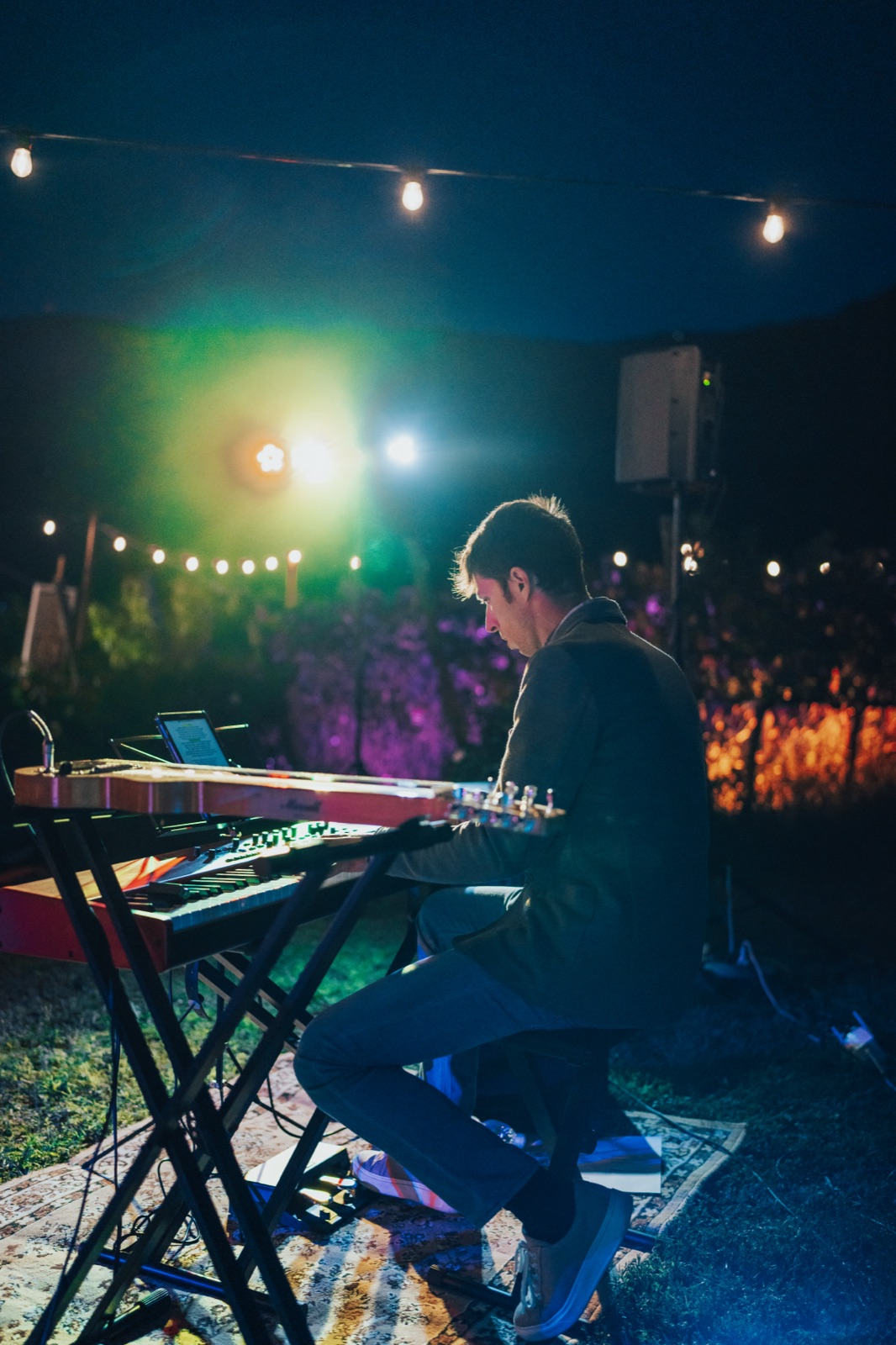 Piano sotto le luci a festone